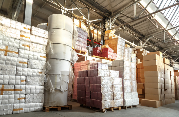 Almacén de productos de papel y mercancías
 - Foto, Imagen