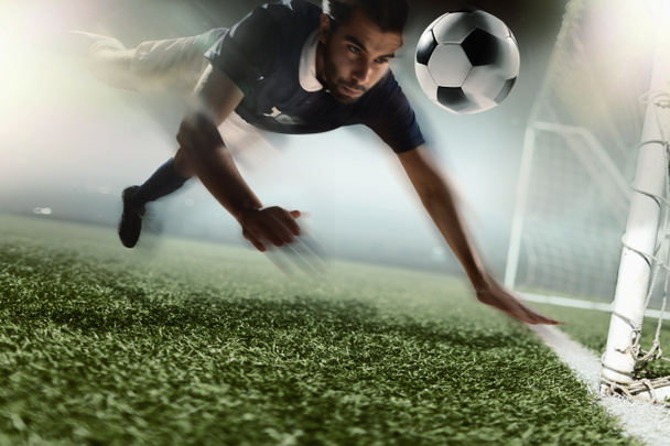 Jugador de fútbol encabezando pelota de fútbol
 - Foto, imagen