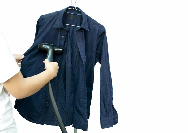 Mujer planchando una camisa azul con plancha de vapor aislada
 - Foto, Imagen