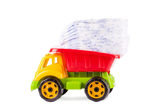 speelgoed vrachtwagen met een stapel van luiers - Foto, afbeelding