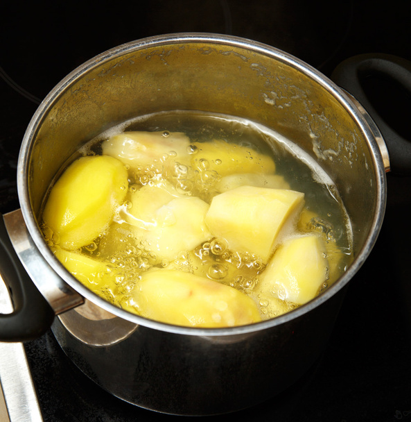 Картофель кипит в кастрюле
 - Фото, изображение