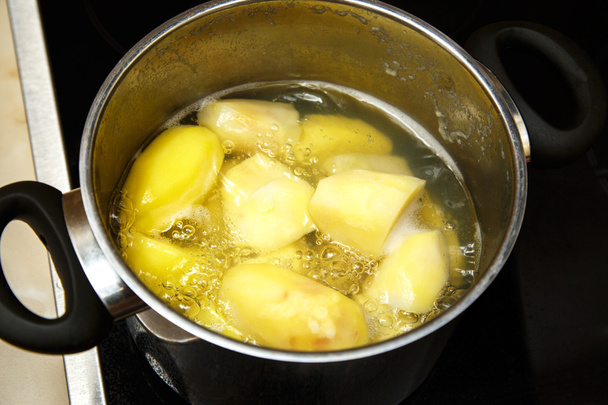 Картофель кипит в кастрюле
 - Фото, изображение