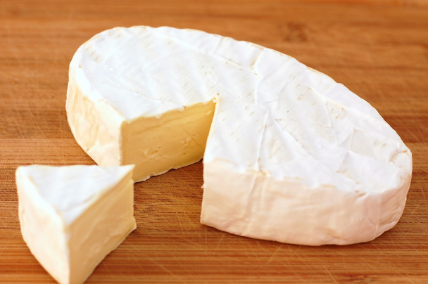 Camembert de queso sobre fondo marrón de madera
 - Foto, Imagen