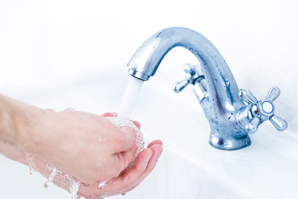 wassen handen onder stromend water - Foto, afbeelding