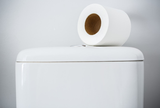 Hygiënisch papier op witte WC tank - Foto, afbeelding