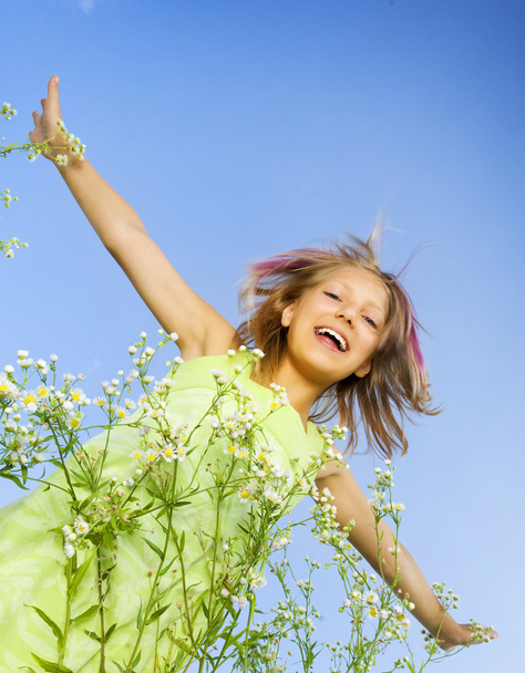 Happy Little Girl flying.Outdoors - Foto, Imagem