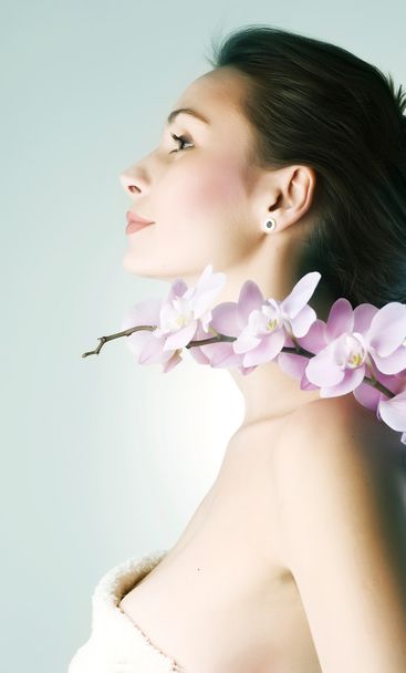 Mujer hermosa y orquídea
 - Foto, imagen