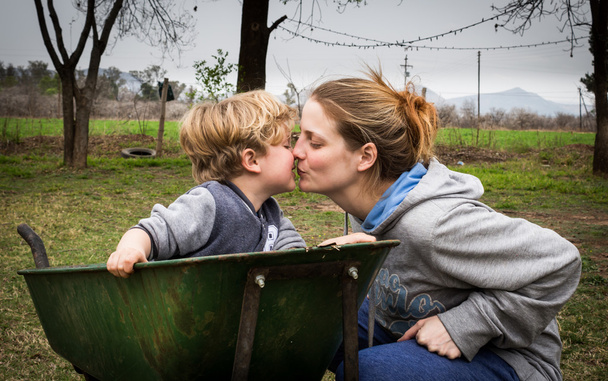 Μαμα και αγορι, φιλιά σε αγροτικό περιβάλλον - Φωτογραφία, εικόνα