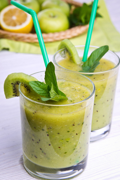 grüner Smoothie mit Minze und Früchten auf dem hölzernen Hintergrund - Foto, Bild