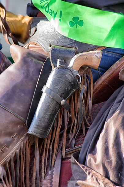 Kowboj na koniu z pistoletu w etui - Zdjęcie, obraz