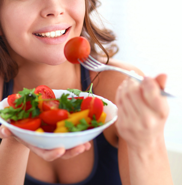 Muotokuva hymyilevä nuori nainen kasvissyöjä vihannessalaattia - Valokuva, kuva
