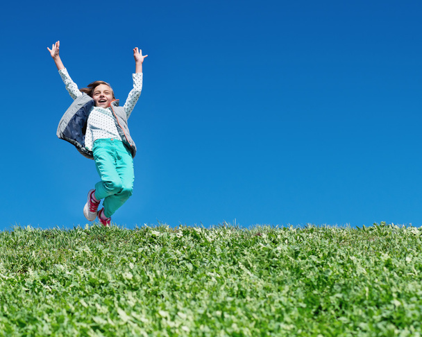 glückliches kleines Mädchen springt auf Wiese - Foto, Bild