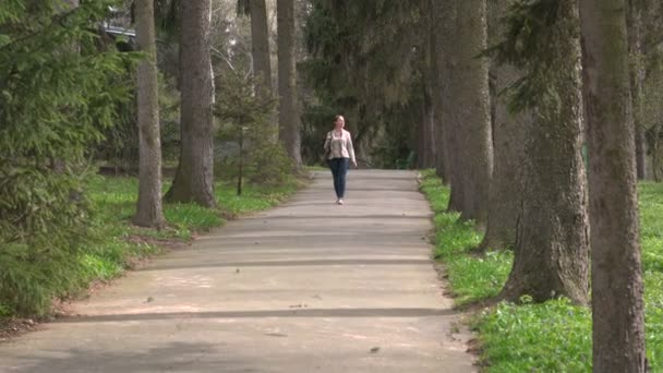 mujer joven caminando en el parque - Imágenes, Vídeo