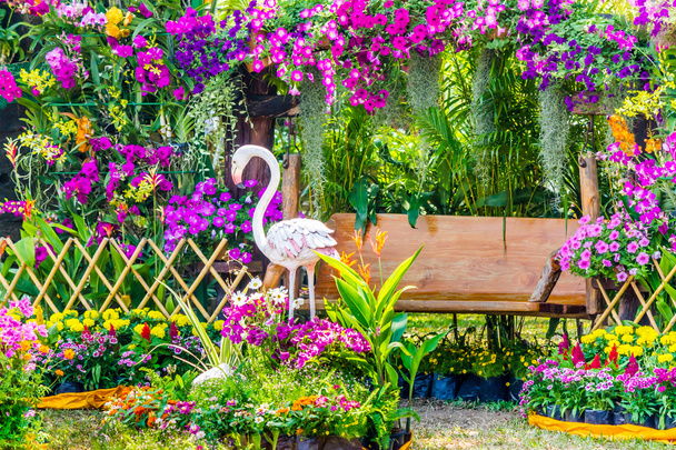 Statue d'oiseau flamant dans le jardin de fleurs
. - Photo, image
