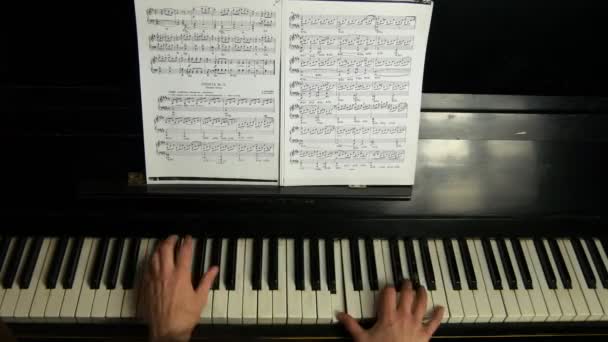 Bovenaanzicht van vrouwelijke handen spelen een zachte stukje klassieke muziek op een prachtige vleugel. Vrouw spelen van de piano, close-up. - Video