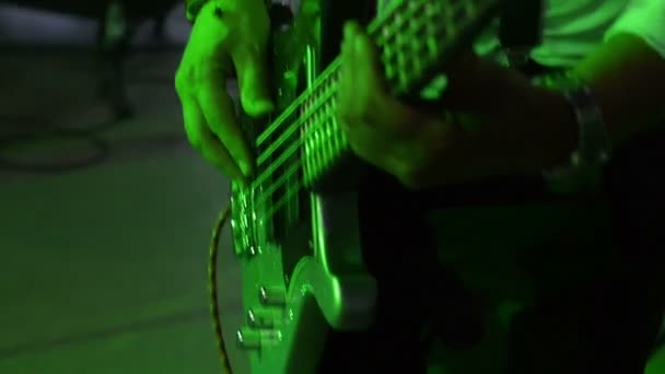 Mann spielt E-Gitarre bei Rockkonzert - Filmmaterial, Video
