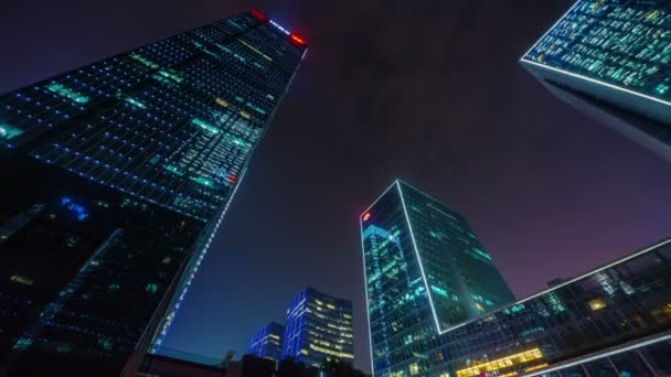 Çin gece ışık shenzhen binalar bulutlu gökyüzü kadar görüntülemek 4 k zaman atlamalı - Video, Çekim