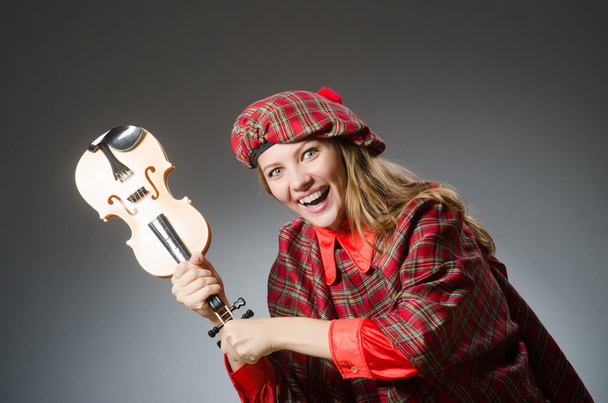 Женщина в шотландской одежде в музыкальной концепции - Фото, изображение