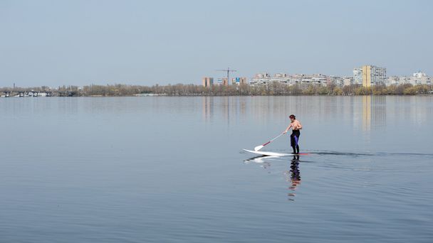 αθλητική άνθρωπος σηκωθούν κουπί του σκάφους Sup02 - Φωτογραφία, εικόνα