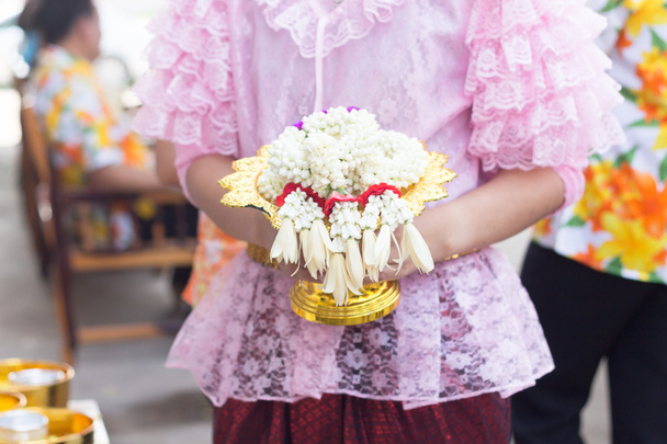 Tajlandczycy świętują Nowy Rok Festiwalu Wodnego Songkran 13 kwietnia dając girlandy swoim seniorom i prosząc o błogosławieństwo - Zdjęcie, obraz