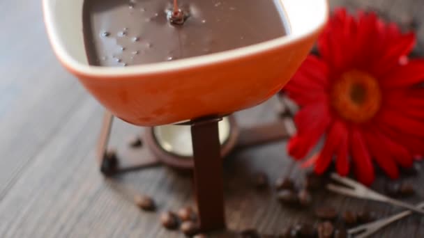 Close-up čokoládové fondue a jahoda - Záběry, video