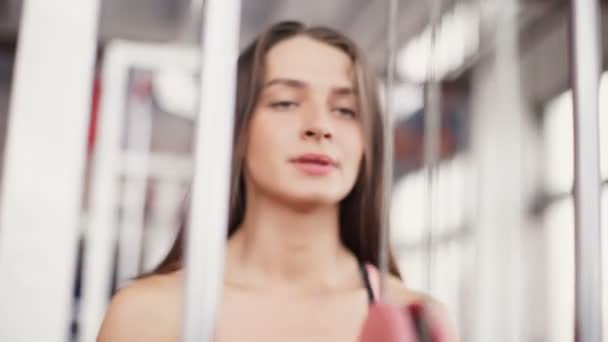mladá žena, protahuje svaly na kabel posilovnu stroji. - Záběry, video