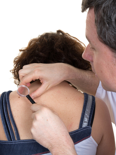 Dermatolog muž při pohledu na ženské krtek izolované - Fotografie, Obrázek