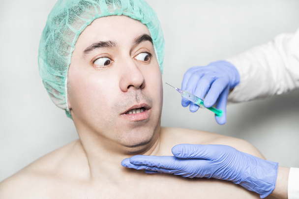 Arzt ästhetisiert männliche Patientin mit Schönheitsinjektionen - Foto, Bild