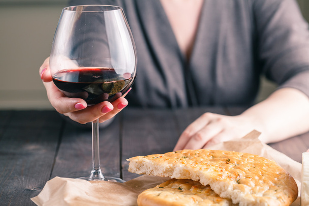 Woman drinking wine and eating bread - Foto, Imagem
