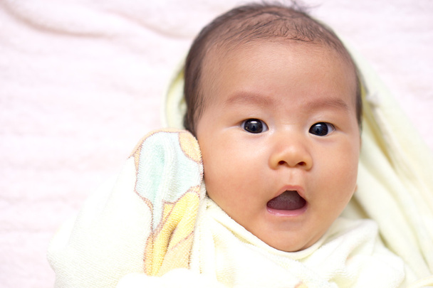 Asiática bebé con toalla
 - Foto, Imagen