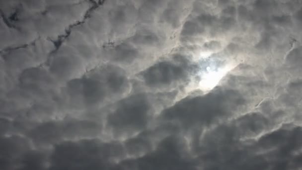 4k El lapso de tiempo de nubes de tormenta se mueve rápido
 - Metraje, vídeo