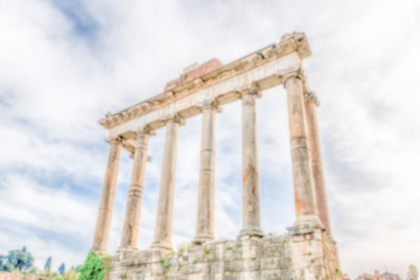 Fundo desfocado com ruínas do Templo de Saturno em Roma, Itália
 - Foto, Imagem