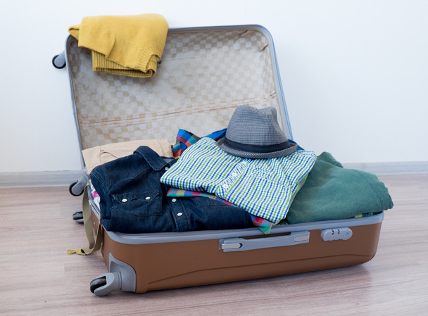 Opened suitcase on floor - Foto, imagen