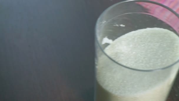 Sokeria kontissa. Sokeri lasi- ja muoviastioissa. lähikuva-analyysi
 - Materiaali, video