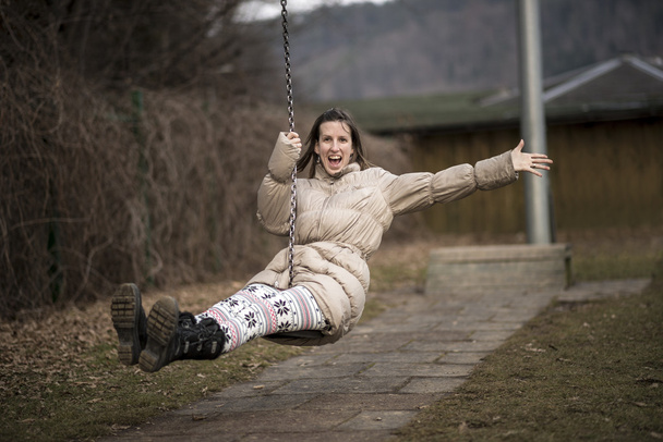 Mladá žena baví na houpačce - Fotografie, Obrázek