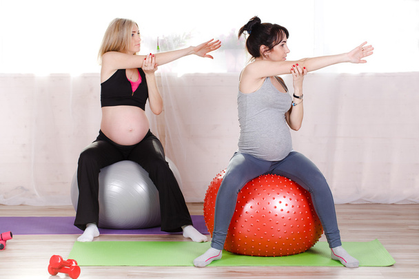 Pregnant women with large gymnastic balls - Foto, afbeelding
