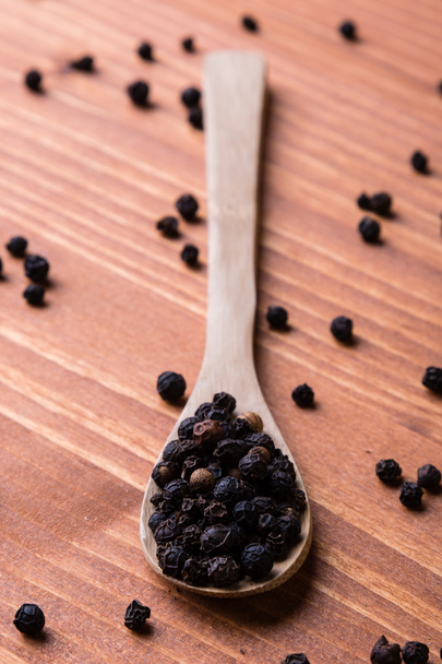 семена черного перца на деревянном столе
 - Фото, изображение