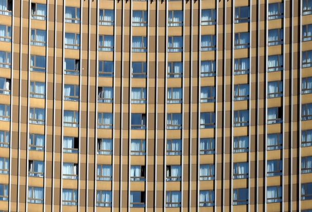 Fenêtres d'un immeuble hôtelier à plusieurs étages
 - Photo, image