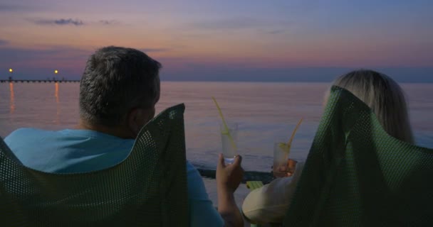 Coppia anziana che prende cocktail in resort estivo
 - Filmati, video