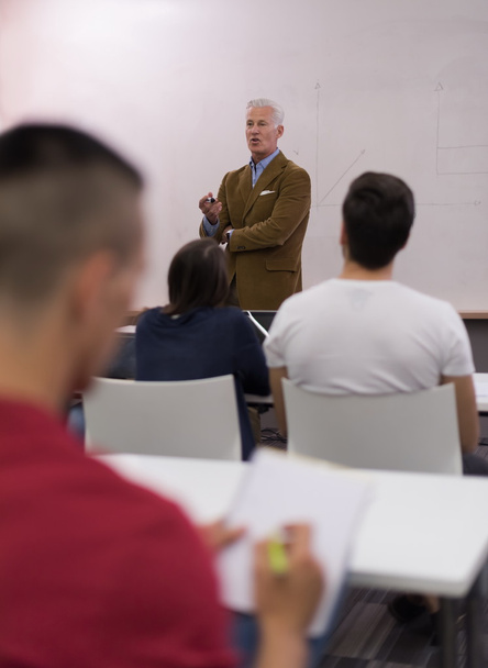 estudante do sexo masculino tomar notas em sala de aula
 - Foto, Imagem