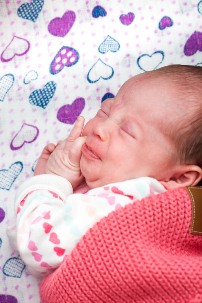 Новорожденный хмурый ребёнок
 - Фото, изображение