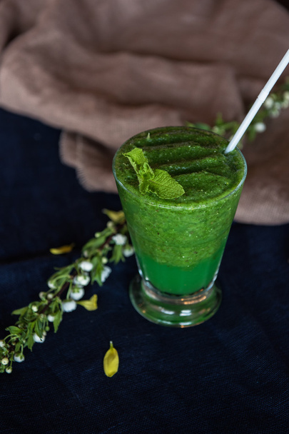 Terve orgaaninen vihreä smoothie
 - Valokuva, kuva
