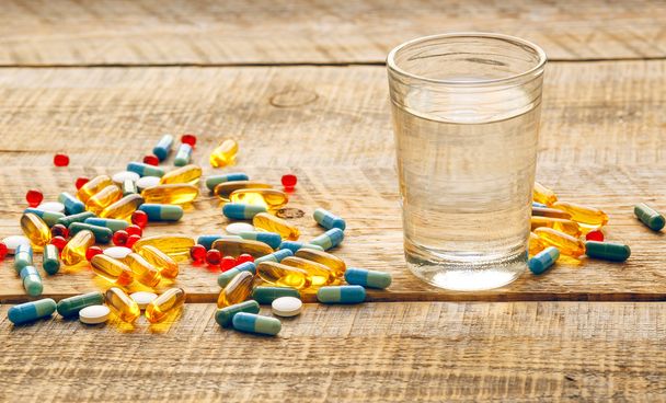 píldoras médicas coloridas aisladas en la mesa wodden
 - Foto, Imagen