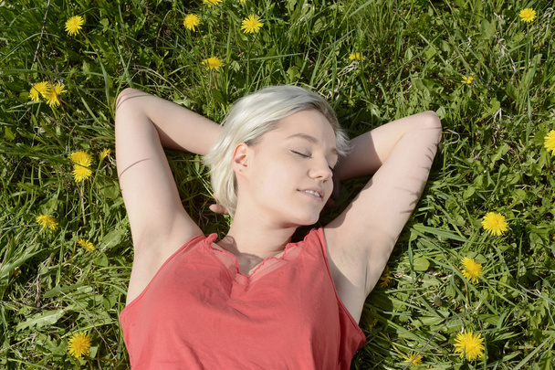жінка спить на лузі
 - Фото, зображення