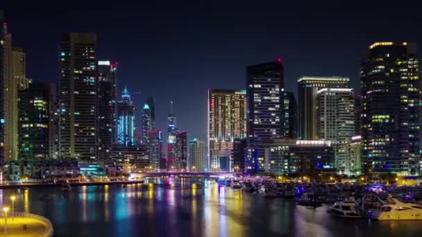 gece ışık dubai Yat Limanı su Rating yürüyen Körfez Panoraması 4 k zaman atlamalı Birleşik Arap Emirlikleri - Video, Çekim
