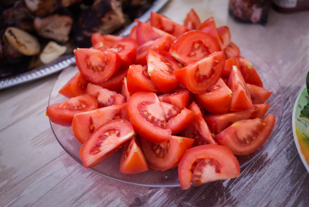 Placa de tomates en rodajas
 - Foto, Imagen