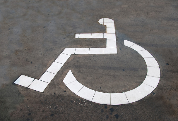 Резервная автостоянка для инвалидов, изолированная на цементном полу b
 - Фото, изображение