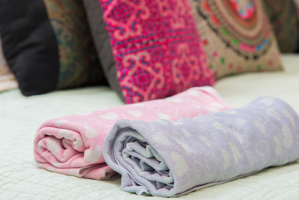 colorido de rolo de toalha na cama
 - Foto, Imagem