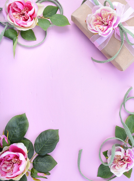 Fondo femenino con rosas de regalo y seda
 - Foto, imagen