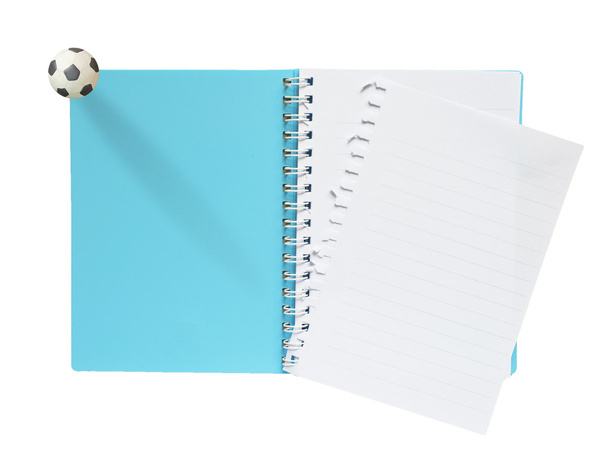 leeres Notizbuch mit Knetmasse Fußball auf weißem Hintergrund - Foto, Bild